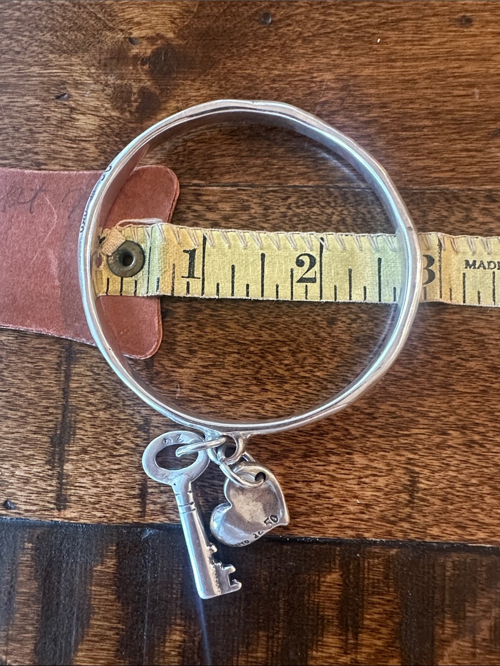 Uno de 50 Heart & Key Bangle Bracelet - Picture 4 of 4